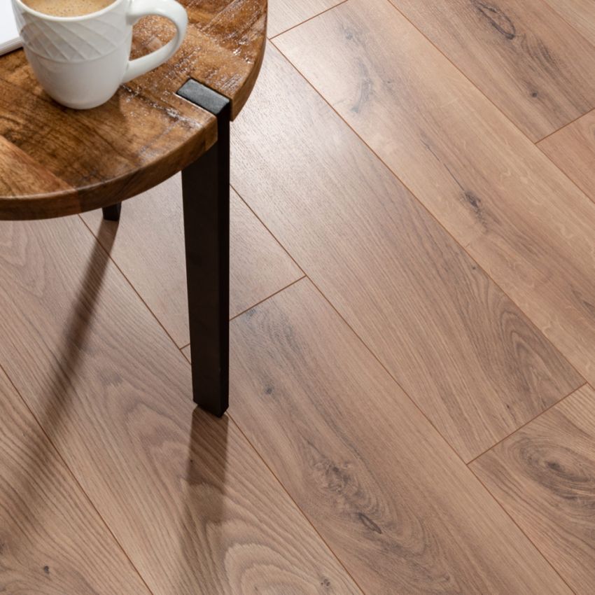 Grand Selection Castle Oak – 8 mm AC5 Water-Resistant Laminate Flooring