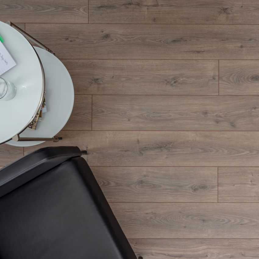 Natural Oak Brown – 8 mm AC5 Water‑Resistant Laminate Flooring