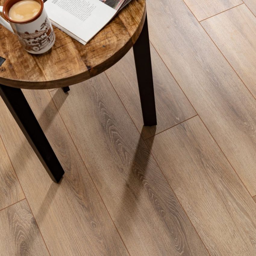 Natural Oak Brown – 8 mm AC5 Water‑Resistant Laminate Flooring
